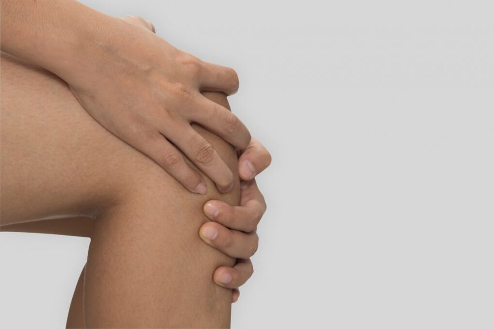 Osteoartróza kolenného kĺbu, sprevádzaná obmedzeným pohybom a bolesťou v kolene