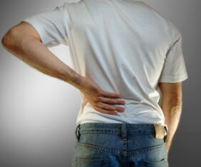 Bolesť v dolnej časti chrbta je príznakom osteochondrózy